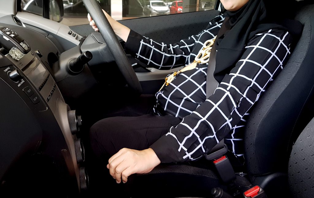 Tips Berkendara Saat Hamil Berkendara